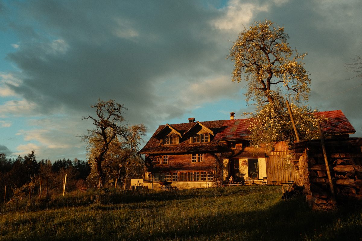 Das Althörnli Bauernhaus im Abendlicht